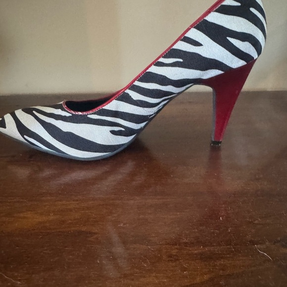 Dana Buchman Black and White Zebra Heels with Red Trim - Picture 5 of 6